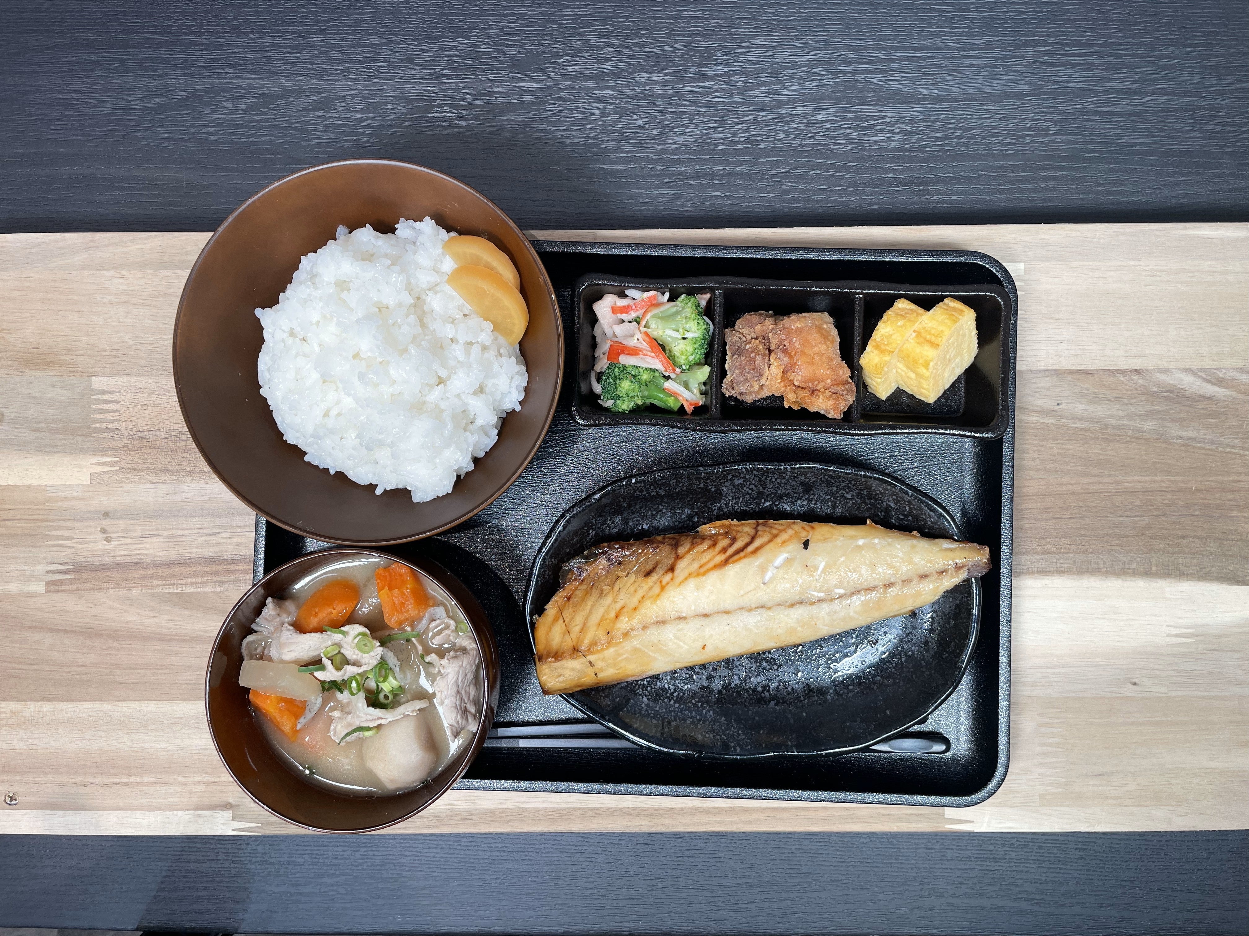 大きなトロ鯖【塩サバ定食】 | omusubi-yaときわ精米所