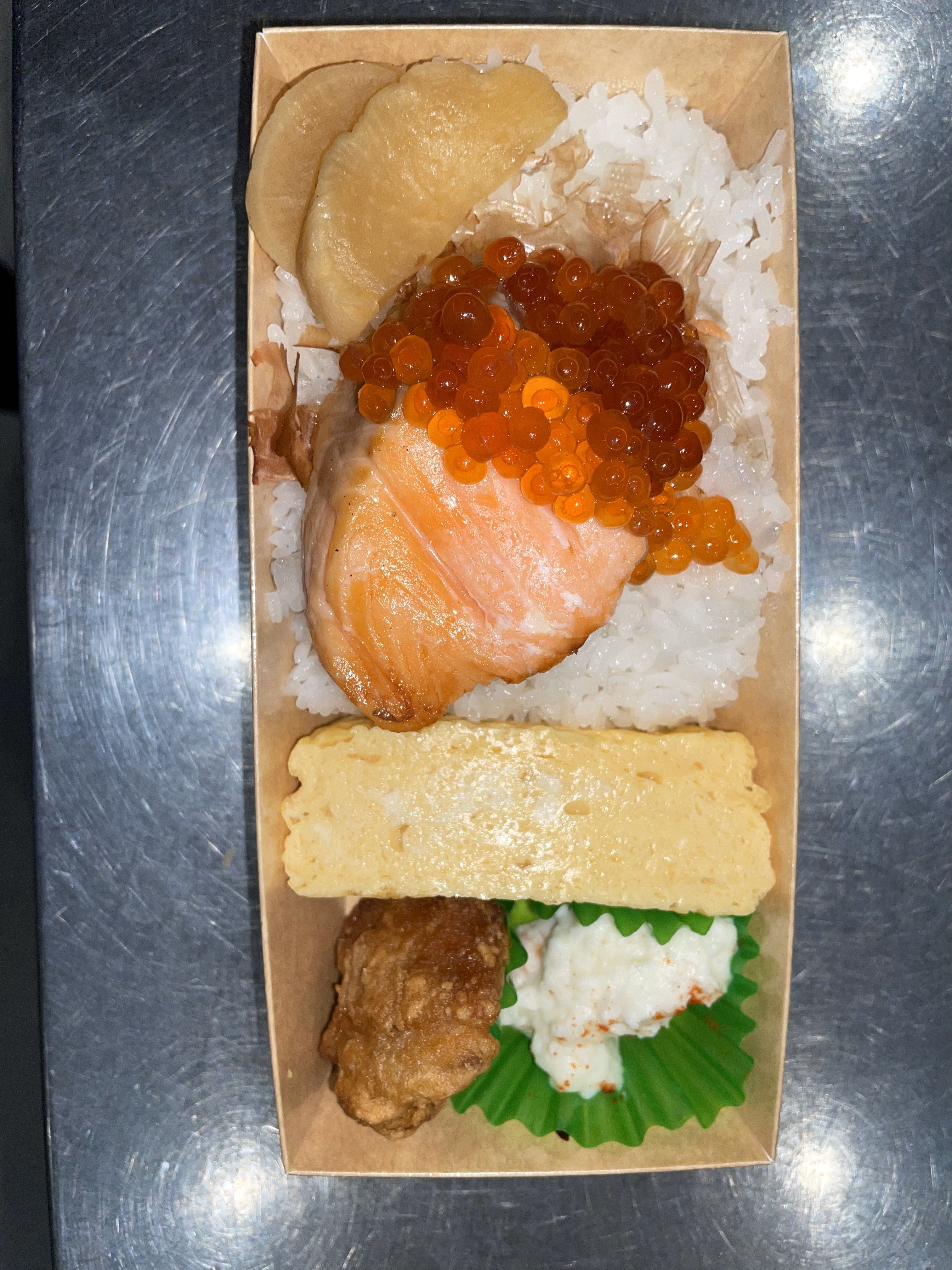 特撰】〈いくらと銀鮭〉銀鮭親子弁当 | omusubi-yaときわ精米所